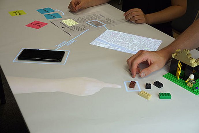 Die neuen Prototypen der interaktiven Tische können im Degginger ausprobiert werden. © Vitus-Maierhöfer